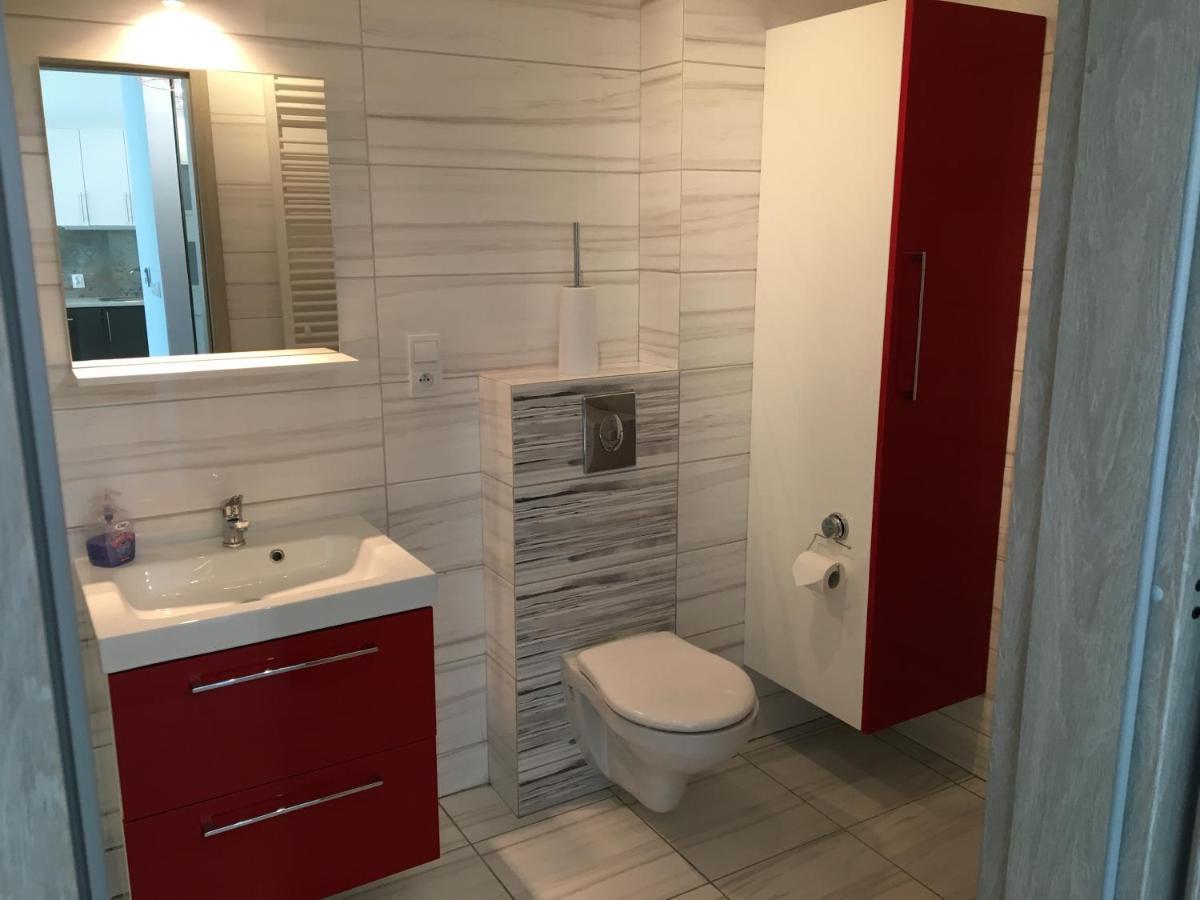 1 Tyskie Apartamenty Z Ogrodkiem Tychy Kültér fotó