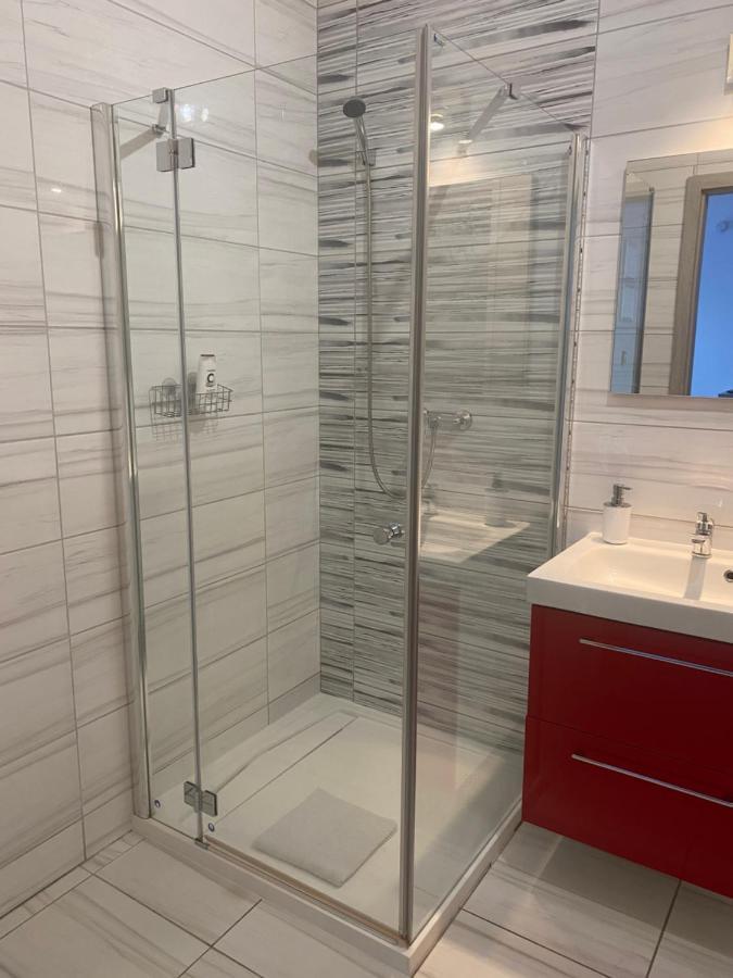 1 Tyskie Apartamenty Z Ogrodkiem Tychy Kültér fotó