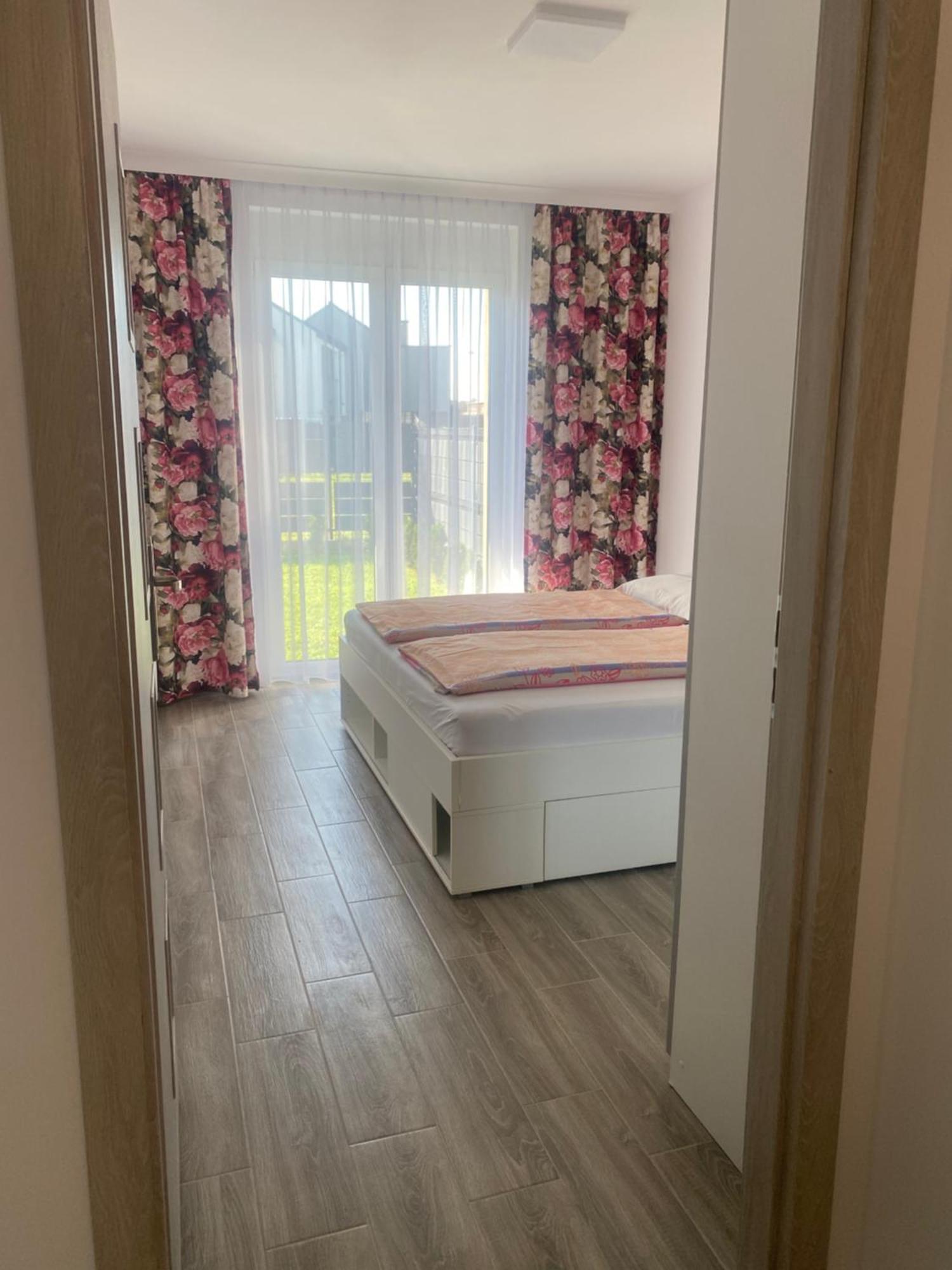 1 Tyskie Apartamenty Z Ogrodkiem Tychy Kültér fotó