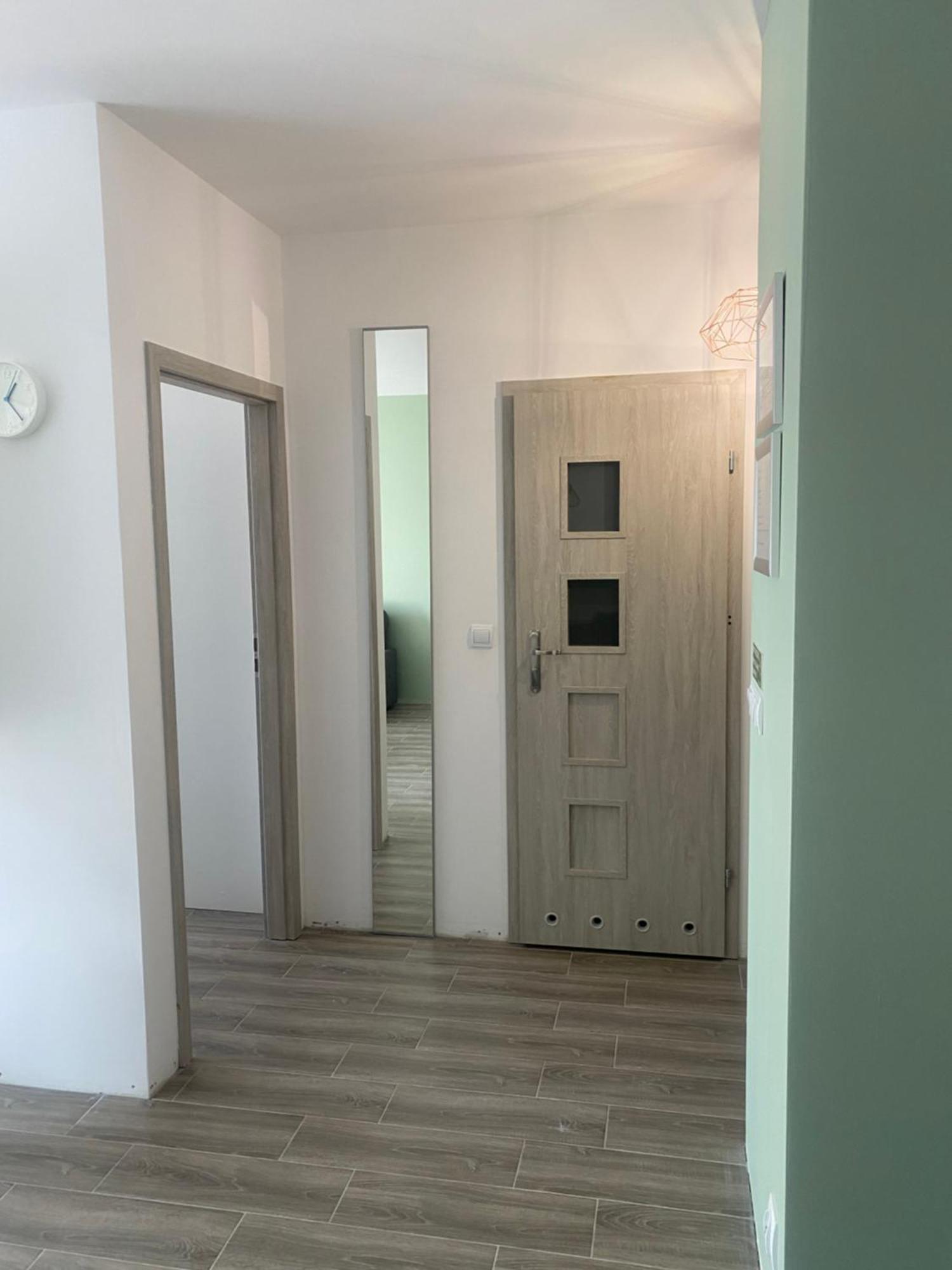 1 Tyskie Apartamenty Z Ogrodkiem Tychy Kültér fotó